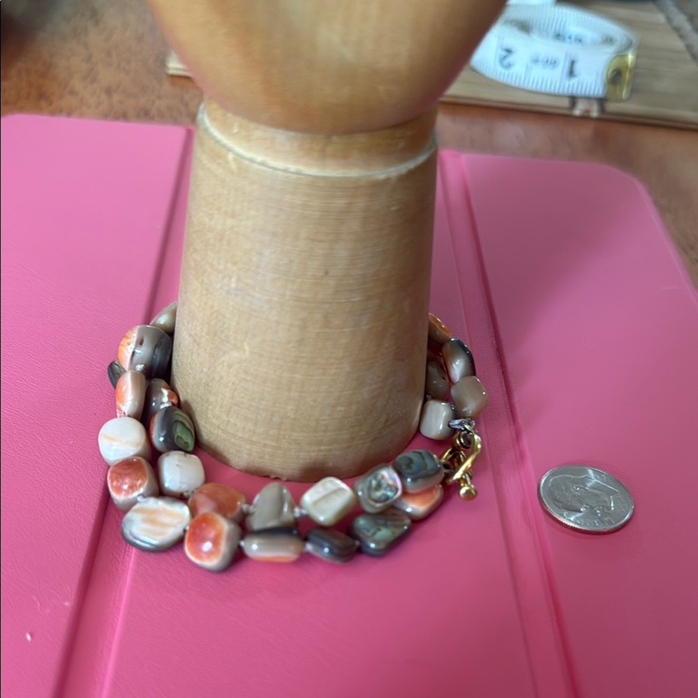 Very beautiful natural mother of Perl’s beads 2 strings Bradley, 8,5 inches long